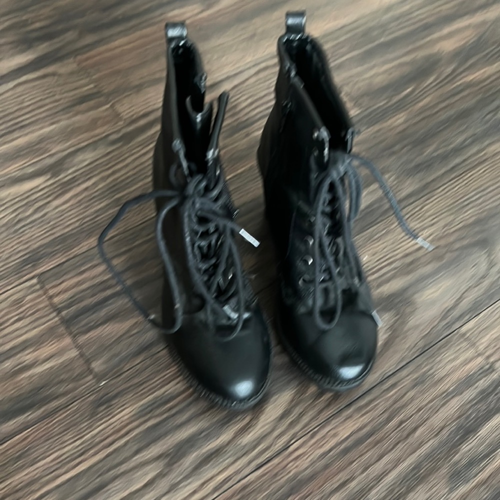 COMBAT BOOTS